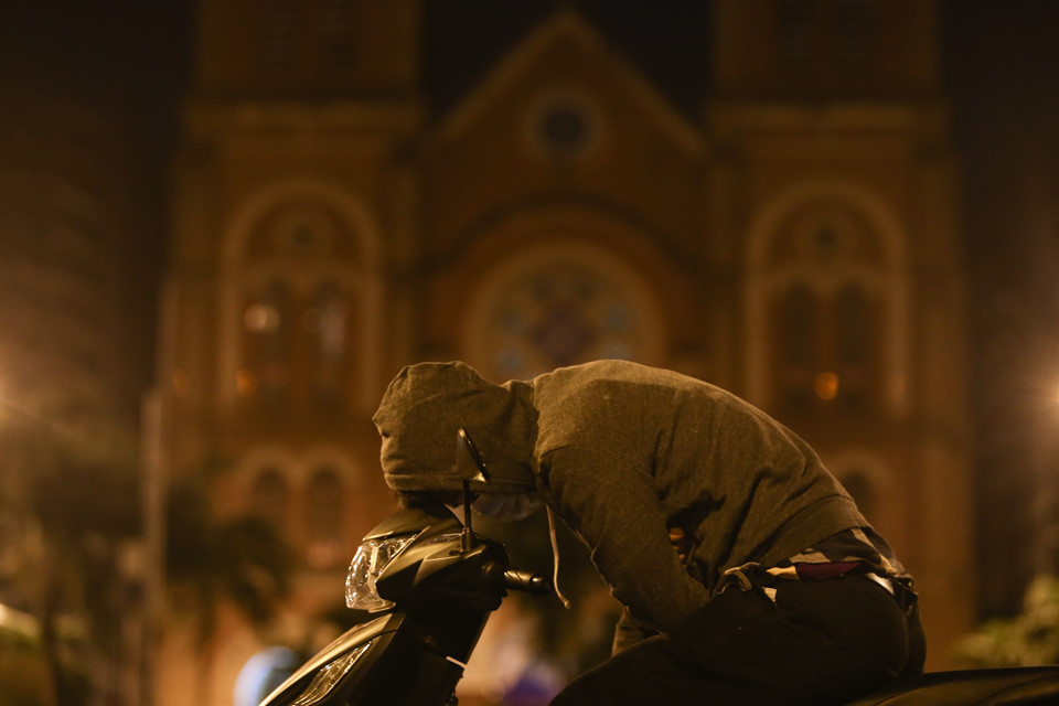 Người Sài Gòn đắp chăn ngủ ngoài đường trong giá lạnh